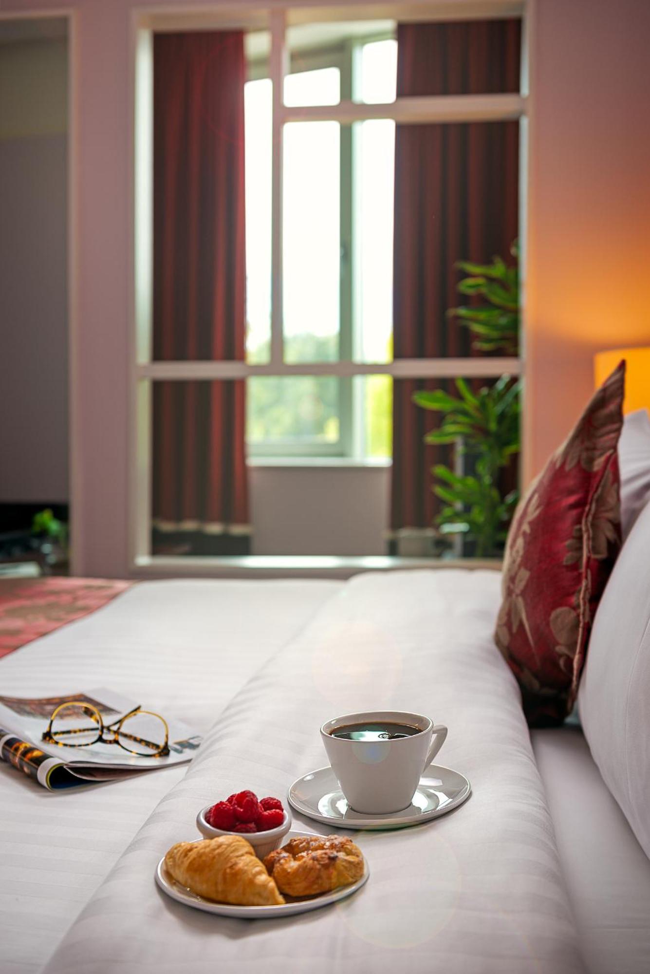 Carlton Hotel Бланчардстаун Экстерьер фото